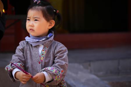 拜佛小女孩